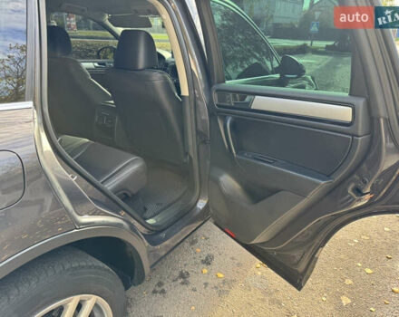 Сірий Фольксваген Туарег, об'ємом двигуна 3 л та пробігом 260 тис. км за 16700 $, фото 51 на Automoto.ua