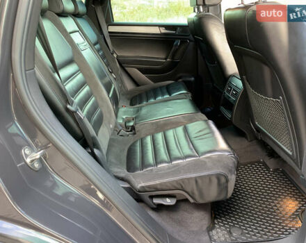 Серый Фольксваген Туарег, объемом двигателя 3 л и пробегом 260 тыс. км за 18899 $, фото 33 на Automoto.ua