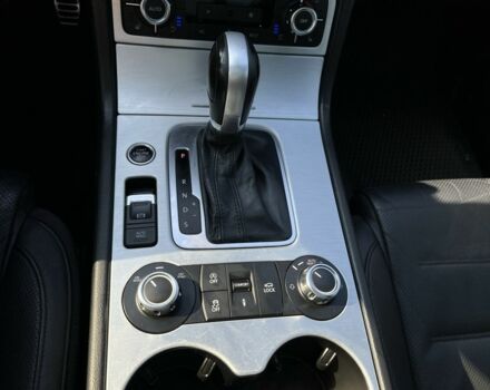 Серый Фольксваген Туарег, объемом двигателя 3 л и пробегом 253 тыс. км за 17000 $, фото 16 на Automoto.ua