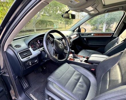 Серый Фольксваген Туарег, объемом двигателя 3 л и пробегом 130 тыс. км за 18000 $, фото 2 на Automoto.ua