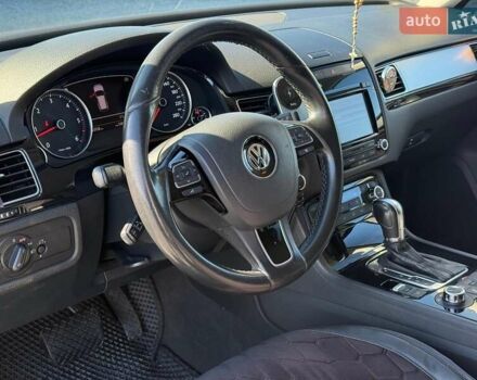 Серый Фольксваген Туарег, объемом двигателя 3 л и пробегом 294 тыс. км за 17890 $, фото 22 на Automoto.ua