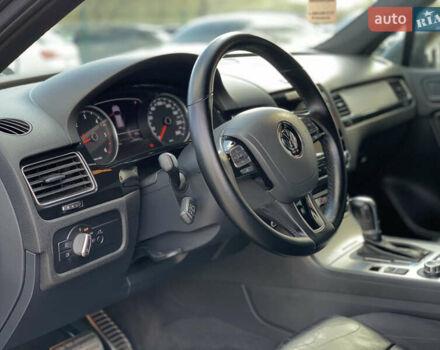 Серый Фольксваген Туарег, объемом двигателя 3 л и пробегом 260 тыс. км за 18899 $, фото 24 на Automoto.ua