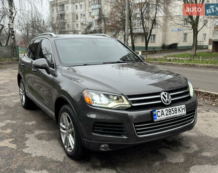 Серый Фольксваген Туарег, объемом двигателя 3 л и пробегом 260 тыс. км за 16700 $, фото 3 на Automoto.ua