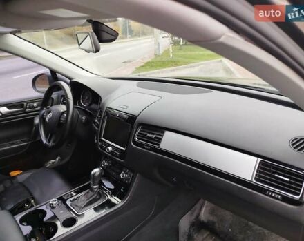 Серый Фольксваген Туарег, объемом двигателя 3 л и пробегом 255 тыс. км за 13500 $, фото 9 на Automoto.ua