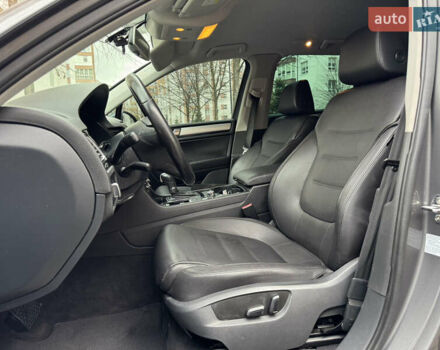 Серый Фольксваген Туарег, объемом двигателя 2.97 л и пробегом 285 тыс. км за 16990 $, фото 21 на Automoto.ua