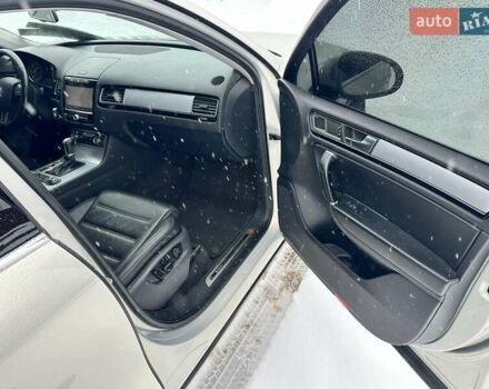 Серый Фольксваген Туарег, объемом двигателя 3 л и пробегом 190 тыс. км за 22700 $, фото 52 на Automoto.ua