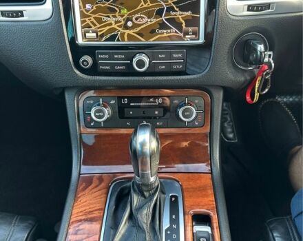 Серый Фольксваген Туарег, объемом двигателя 3 л и пробегом 220 тыс. км за 10750 $, фото 3 на Automoto.ua