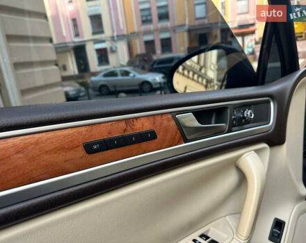 Серый Фольксваген Туарег, объемом двигателя 2.97 л и пробегом 300 тыс. км за 13400 $, фото 17 на Automoto.ua