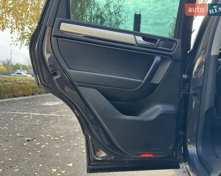 Сірий Фольксваген Туарег, об'ємом двигуна 3 л та пробігом 260 тис. км за 16700 $, фото 46 на Automoto.ua