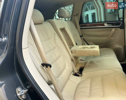 Серый Фольксваген Туарег, объемом двигателя 2.97 л и пробегом 300 тыс. км за 13400 $, фото 32 на Automoto.ua