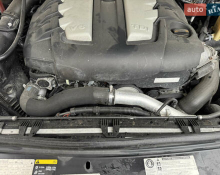 Серый Фольксваген Туарег, объемом двигателя 2.97 л и пробегом 285 тыс. км за 16990 $, фото 48 на Automoto.ua