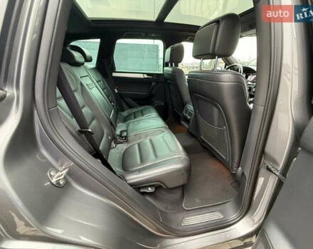 Сірий Фольксваген Туарег, об'ємом двигуна 3 л та пробігом 260 тис. км за 18700 $, фото 39 на Automoto.ua