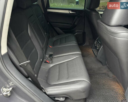 Серый Фольксваген Туарег, объемом двигателя 3 л и пробегом 260 тыс. км за 16700 $, фото 63 на Automoto.ua