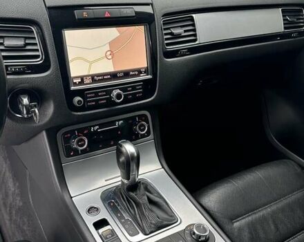 Серый Фольксваген Туарег, объемом двигателя 3 л и пробегом 190 тыс. км за 22700 $, фото 61 на Automoto.ua