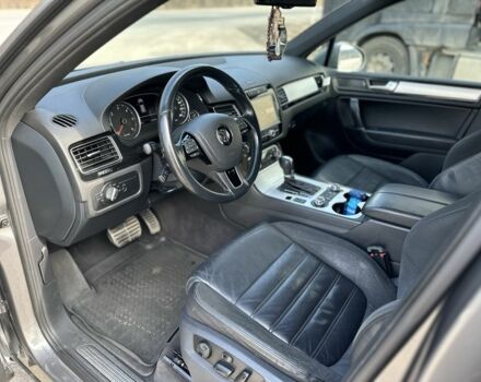 Серый Фольксваген Туарег, объемом двигателя 3 л и пробегом 225 тыс. км за 20000 $, фото 9 на Automoto.ua