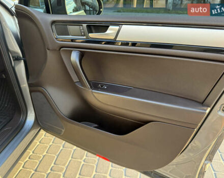 Сірий Фольксваген Туарег, об'ємом двигуна 2.97 л та пробігом 238 тис. км за 18300 $, фото 53 на Automoto.ua