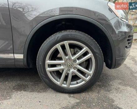 Серый Фольксваген Туарег, объемом двигателя 3 л и пробегом 260 тыс. км за 16700 $, фото 31 на Automoto.ua