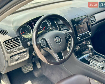 Серый Фольксваген Туарег, объемом двигателя 3 л и пробегом 226 тыс. км за 15490 $, фото 28 на Automoto.ua