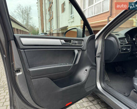 Серый Фольксваген Туарег, объемом двигателя 2.97 л и пробегом 285 тыс. км за 16990 $, фото 17 на Automoto.ua