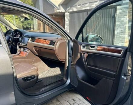 Серый Фольксваген Туарег, объемом двигателя 4.13 л и пробегом 429 тыс. км за 18000 $, фото 7 на Automoto.ua