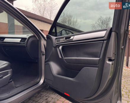 Серый Фольксваген Туарег, объемом двигателя 2.97 л и пробегом 285 тыс. км за 16990 $, фото 42 на Automoto.ua