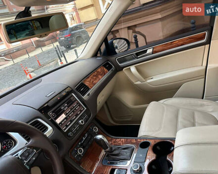 Серый Фольксваген Туарег, объемом двигателя 2.97 л и пробегом 300 тыс. км за 13400 $, фото 19 на Automoto.ua