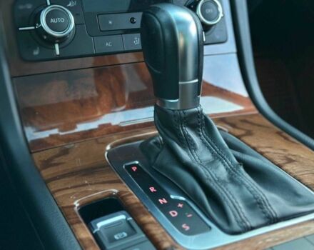 Серый Фольксваген Туарег, объемом двигателя 3 л и пробегом 296 тыс. км за 14490 $, фото 5 на Automoto.ua