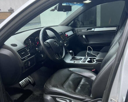 Серый Фольксваген Туарег, объемом двигателя 2.97 л и пробегом 281 тыс. км за 18000 $, фото 5 на Automoto.ua