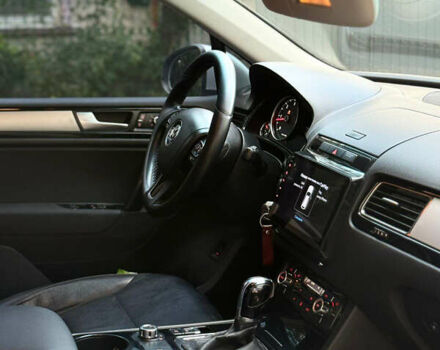 Серый Фольксваген Туарег, объемом двигателя 2.97 л и пробегом 360 тыс. км за 14900 $, фото 12 на Automoto.ua