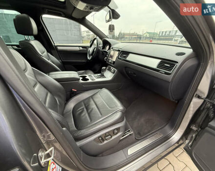 Сірий Фольксваген Туарег, об'ємом двигуна 3 л та пробігом 260 тис. км за 18700 $, фото 33 на Automoto.ua