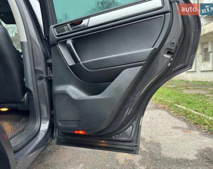 Серый Фольксваген Туарег, объемом двигателя 3 л и пробегом 260 тыс. км за 16700 $, фото 59 на Automoto.ua