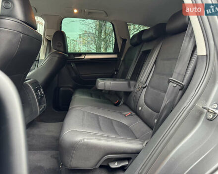 Серый Фольксваген Туарег, объемом двигателя 2.97 л и пробегом 285 тыс. км за 16990 $, фото 29 на Automoto.ua