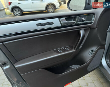 Сірий Фольксваген Туарег, об'ємом двигуна 2.97 л та пробігом 238 тис. км за 18300 $, фото 36 на Automoto.ua