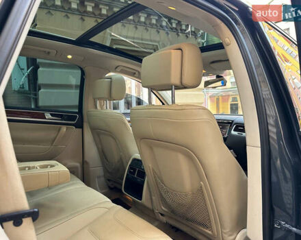 Серый Фольксваген Туарег, объемом двигателя 2.97 л и пробегом 300 тыс. км за 13400 $, фото 31 на Automoto.ua