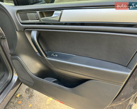 Сірий Фольксваген Туарег, об'ємом двигуна 3 л та пробігом 260 тис. км за 16700 $, фото 58 на Automoto.ua