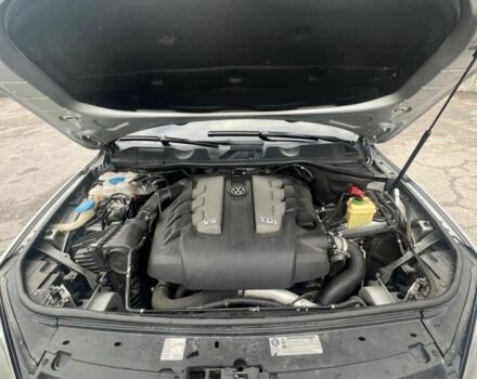 Серый Фольксваген Туарег, объемом двигателя 3 л и пробегом 290 тыс. км за 17999 $, фото 1 на Automoto.ua