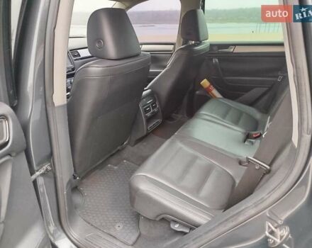 Серый Фольксваген Туарег, объемом двигателя 3 л и пробегом 255 тыс. км за 13500 $, фото 2 на Automoto.ua