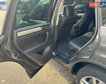 Сірий Фольксваген Туарег, об'ємом двигуна 3 л та пробігом 260 тис. км за 16700 $, фото 45 на Automoto.ua