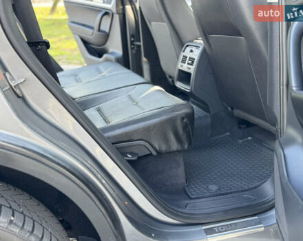 Сірий Фольксваген Туарег, об'ємом двигуна 2.97 л та пробігом 288 тис. км за 17700 $, фото 19 на Automoto.ua