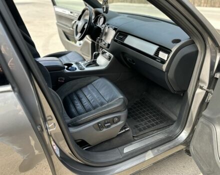 Серый Фольксваген Туарег, объемом двигателя 3 л и пробегом 225 тыс. км за 20000 $, фото 14 на Automoto.ua