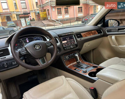 Серый Фольксваген Туарег, объемом двигателя 2.97 л и пробегом 300 тыс. км за 13400 $, фото 23 на Automoto.ua