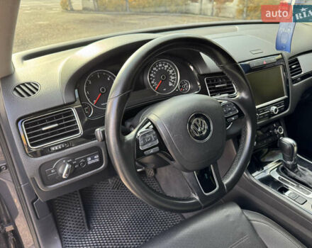 Сірий Фольксваген Туарег, об'ємом двигуна 3 л та пробігом 260 тис. км за 16700 $, фото 40 на Automoto.ua