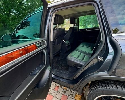 Серый Фольксваген Туарег, объемом двигателя 3 л и пробегом 130 тыс. км за 18000 $, фото 5 на Automoto.ua