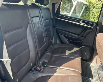 Серый Фольксваген Туарег, объемом двигателя 4.13 л и пробегом 429 тыс. км за 18000 $, фото 4 на Automoto.ua