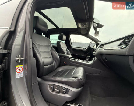 Сірий Фольксваген Туарег, об'ємом двигуна 3 л та пробігом 260 тис. км за 18700 $, фото 34 на Automoto.ua