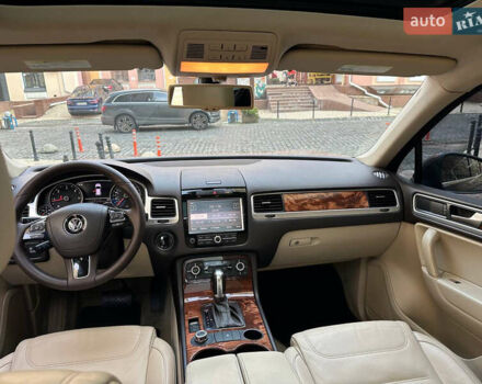 Серый Фольксваген Туарег, объемом двигателя 2.97 л и пробегом 300 тыс. км за 13400 $, фото 24 на Automoto.ua