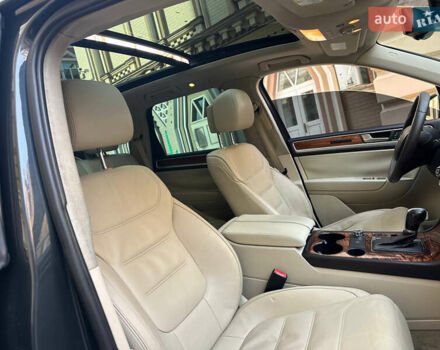 Серый Фольксваген Туарег, объемом двигателя 2.97 л и пробегом 300 тыс. км за 13400 $, фото 28 на Automoto.ua