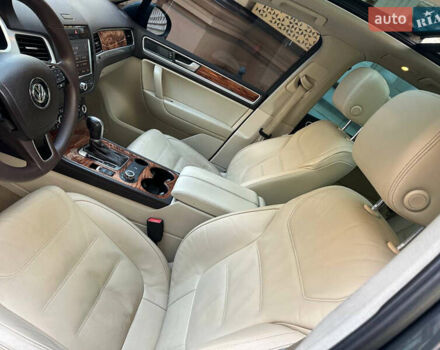 Серый Фольксваген Туарег, объемом двигателя 2.97 л и пробегом 300 тыс. км за 13400 $, фото 15 на Automoto.ua