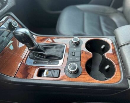 Серый Фольксваген Туарег, объемом двигателя 3 л и пробегом 189 тыс. км за 21500 $, фото 12 на Automoto.ua