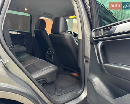 Серый Фольксваген Туарег, объемом двигателя 2.97 л и пробегом 285 тыс. км за 16990 $, фото 38 на Automoto.ua